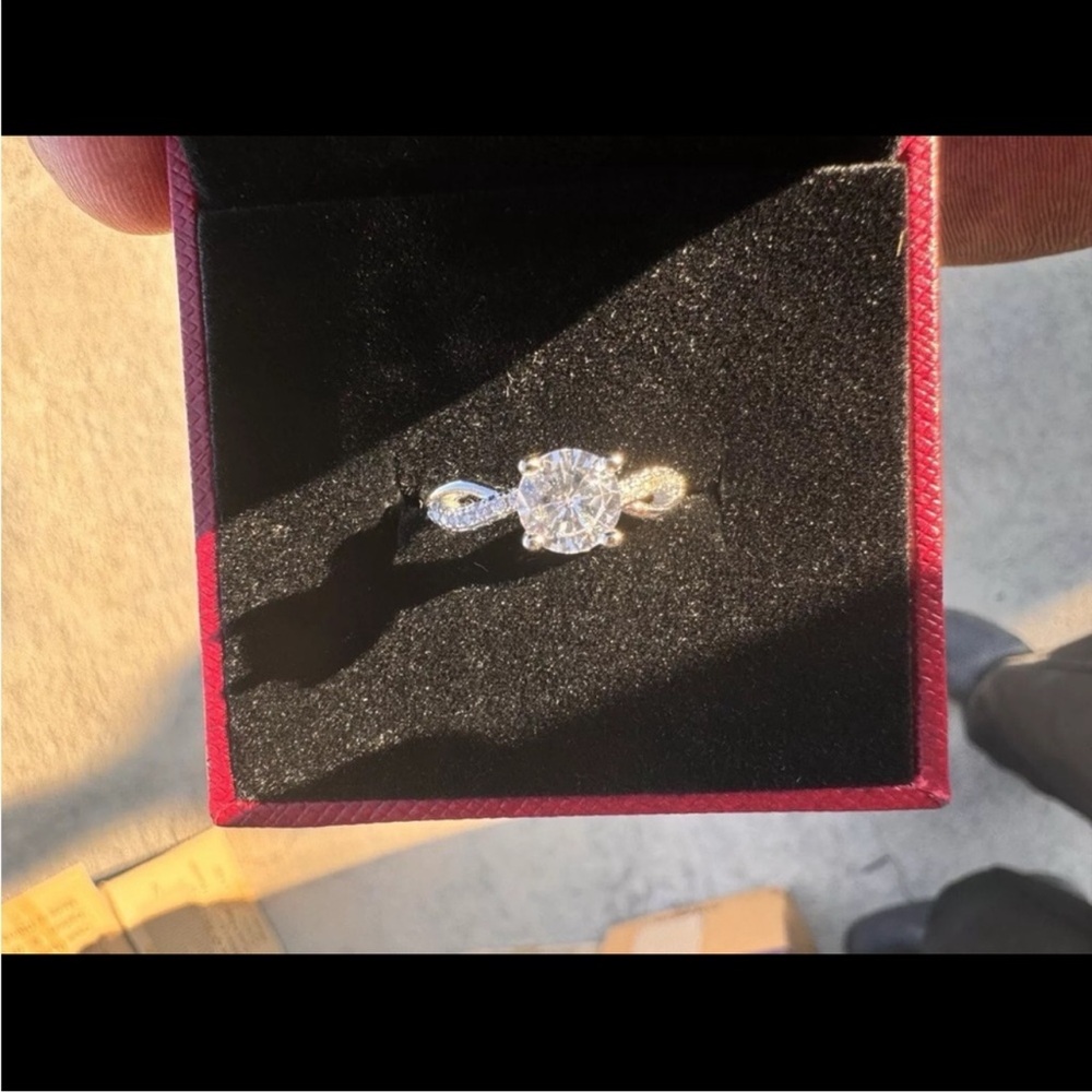 CERTIFIED ONE CARAT MOISSANITE STONE IN SILVER ADJ RING WITH GRA CERTIFICATION - Picture 4 of 9